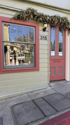 Winnie Superette by null