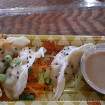 Ono Pokii - Dumplings avec sauce à l'arachide - Hawaiian Near Me - Westmount, Quebec Ono Pokii - Dumplings avec sauce à l'arachide - Hawaiian Near Me - Westmount, Quebec