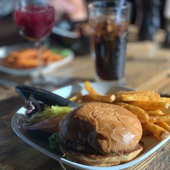 Roadhouse Boulder Depot - Cheeseburger - New American Near Me - Boulder, Colorado