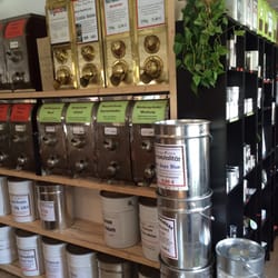 Erste Kahlgründer Kaffeerösterei - Regale mit Kaffee und Küchen-Accessoires