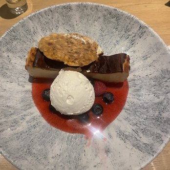 Earls Kitchen + Bar - Dessert - Cocktail Bars Near Me - Plano, Texas