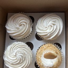 Wedding cake and banana pudding Wedding cake and banana pudding