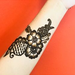 Henna Tattoo by amaze threading #amazethreading#hennadesign#happyclient#westmonroe#blanchardstreet