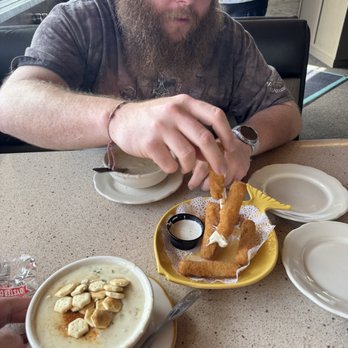 Brad's Restaurant - Mozzarella sticks, clam chowder - Seafood Near Me - Pismo Beach, California