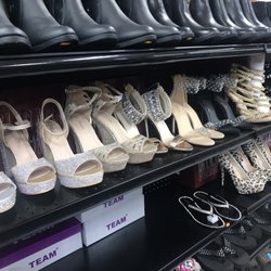 Bordertown Travel Plaza - Shoes were mainly size 7 and a few 6.5