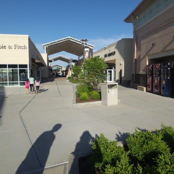 Chicago Premium Outlets - Shopping Centers Near Me - Aurora, Illinois