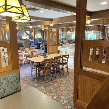 Pizza Hut - Look at how nice they've kept this Pizza Hut!  Other restaurants need to take note of how they do business here. - Pizza Near Me - Noblesville, Indiana