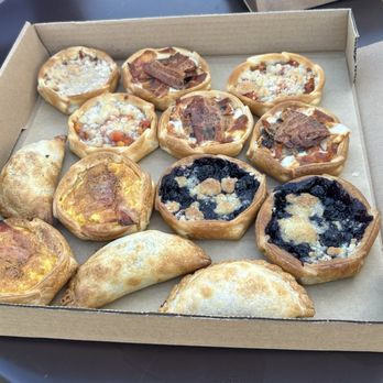 Vinoma - Blueberry cobbler, peach cobbler, plum bacon, bacon egg cheese, spicy beef, ham n cheese - Empanadas Near Me - Rohnert Park, California