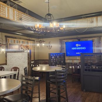 Mama's Crawfish N Wings - Plenty of space for a party. - Seafood Near Me - Suwanee, Georgia