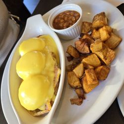 Momma's Diner - Eggs benedict