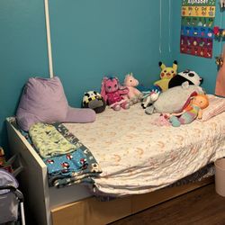 Monas House Cleaning - Freshly made bed and cute arranging of stuffies