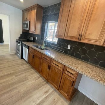 EZ Design & Build - New backsplash kept original cabinets to stay cost effective - General Contractors Near Me - San Diego, California EZ Design & Build - New backsplash kept original cabinets to stay cost effective - General Contractors Near Me - San Diego, California