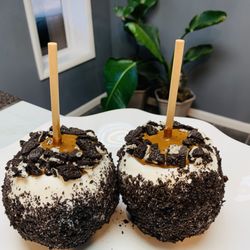 Yummy Delights On The Lakeshore - Cookies n Cream Caramel Apples