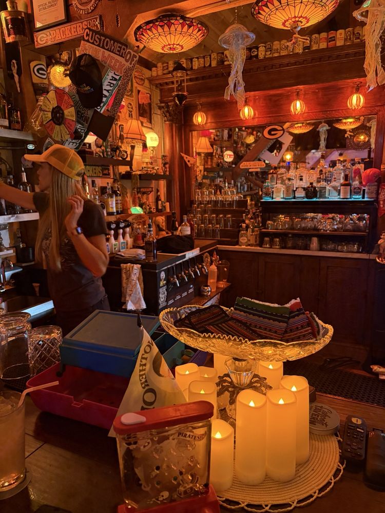 Cahoots Tavern Logo