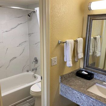 Days Inn by Wyndham Okmulgee - Guest room bath - Hotels Near Me - Okmulgee, Oklahoma Days Inn by Wyndham Okmulgee - Guest room bath - Hotels Near Me - Okmulgee, Oklahoma