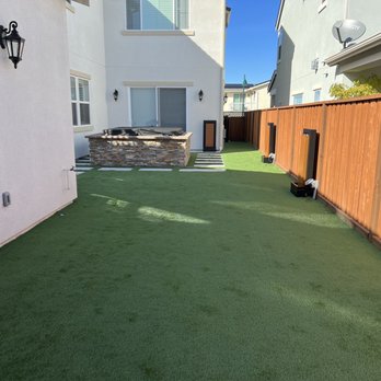 Alfredo Landscaping - a backyard with artificial turf - Landscaping Near Me - Santa Cruz, California