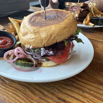 Falling Sky Brewing - Classic Cheeseburger - Gastropubs Near Me - Eugene, Oregon