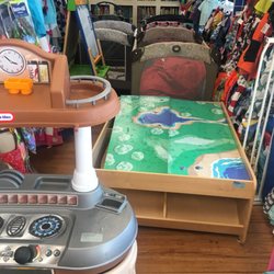Once Upon A Child - How are you even supposed to reach those clothing racks? To make it worst, this is the first aisle you see when you walk in. It's ugly.