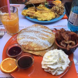 American Breakfast in Firenze, Italia! Close to The Duomo, this is off the beaten path but sure worth the trip!!