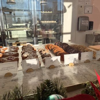 Dream Cakes - Display Case - Custom Cakes Near Me - Reno, Nevada