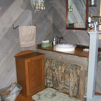 Cabin on the Creek - 2 Full Bathrooms for your convenience - Vacation Rentals Near Me - Fremont, Wisconsin Cabin on the Creek - 2 Full Bathrooms for your convenience - Vacation Rentals Near Me - Fremont, Wisconsin