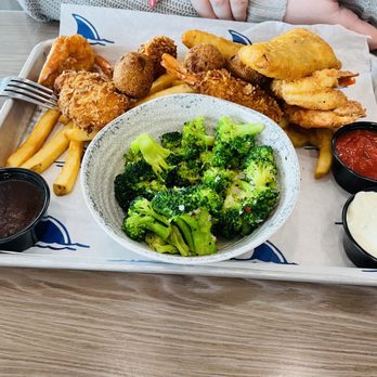 Fins Bar & Grill - Seafood Platter - American Near Me - Bolivar Peninsula, Texas