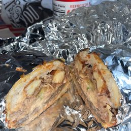 Super Chimi Tiene cerdo, queso frito, y carne de res Super Chimi Tiene cerdo, queso frito, y carne de res