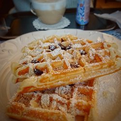 L'âme des thés - Waffel Klassik - frisch gemacht und mit Mandeln und getrockneten Preiselbeeren