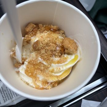 Go Greek Yogurt - Classic with cookies and honey - Ice Cream & Frozen Yogurt Near Me - Beverly Hills, California