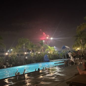 The Knott's Hotel - 4th of July fireworks poolside - Hotels Near Me - Buena Park, California