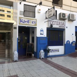Kinyeti - La entrada. Very deceiving entrance inside has 4-5 sitting areas decorating BEAUTIFULLY