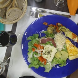 Vert Midi Vin - Plate and red wine