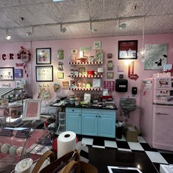 New York Cupcakes - The view from the register
