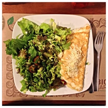 Bio Carioca - Omelete com pimenta biquinho e alho poro (leek and local bell pepper) - Vegetarian Near Me - Rio de Janeiro, RJ Bio Carioca - Omelete com pimenta biquinho e alho poro (leek and local bell pepper) - Vegetarian Near Me - Rio de Janeiro, RJ