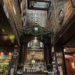 Galway Arms - Decor