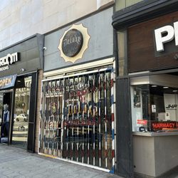 Deluxe Parlor & Shave Club - Deluxe Parlor & Shave Club locked up at time of scheduled appointment.