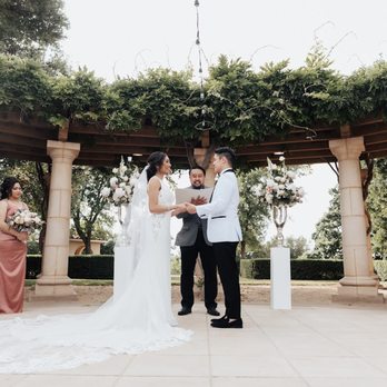 Go Bing Go - Bing as our officiant. Photo by Heartfelt Media - Wedding Planning Near Me Go Bing Go - Bing as our officiant. Photo by Heartfelt Media - Wedding Planning Near Me