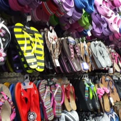 Ben Franklin - Tons of sandals / flip flops