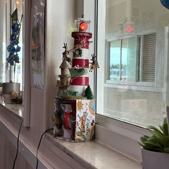 The New Lighthouse Caffe - Lots of lighthouses in restaurant - this one Fresnel light spun. - Cafes Near Me - Fort Lauderdale, Florida