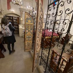 Synagoga Remuh - Reproduction of the original iron gates surrounding the bimah.