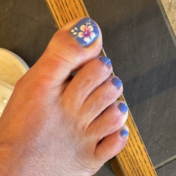 Tami-A Nails Salon - Perfect toes for Hawaiian vacation - Nail Salons Near Me - Honolulu, Hawaii