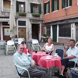 schönes preiswertes Cafe