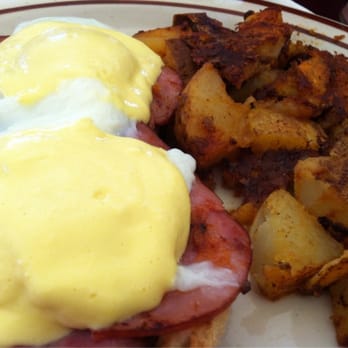 Diggery Inn - Eggs benedict with potatoes - Breakfast & Brunch Near Me - Oakland, California Diggery Inn - Eggs benedict with potatoes - Breakfast & Brunch Near Me - Oakland, California