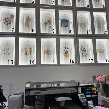 Uniqlo Soho - Tee station - Women's Clothing Near Me - New York, New York Uniqlo Soho - Tee station - Women's Clothing Near Me - New York, New York