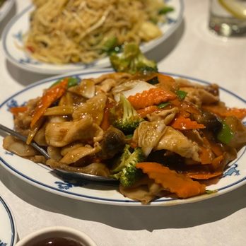 Su Chang's - Sliced Chicken and Vegetables Chow Foon - Chinese Near Me - Peabody, Massachusetts