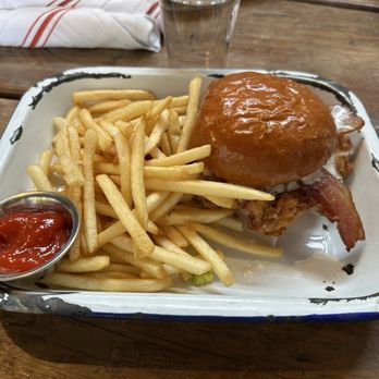 Brewsters Beer Garden - Fried Chicken Sandwich - Barbeque Near Me - Petaluma, California