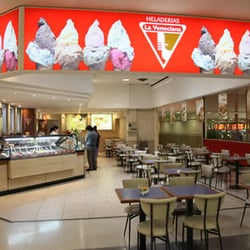 La Veneciana - entrada del local. Se encuentra alado de un Mc.