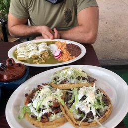 Enchiladas verdes y sopes