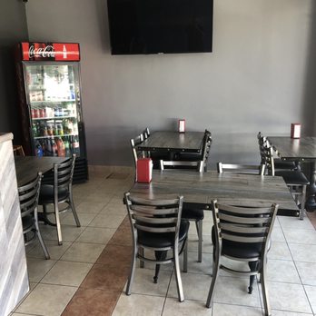 Slash Pizza - Interior seating - Pizza Near Me - Glendale, California