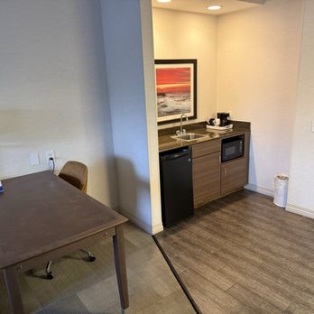 Hampton Inn & Suites Camarillo - Desk, small refrigerator, sink, coffee kiosk and microwave - Hotels Near Me - Camarillo, California